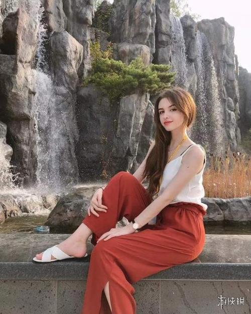 饭桌下他的手已经进入