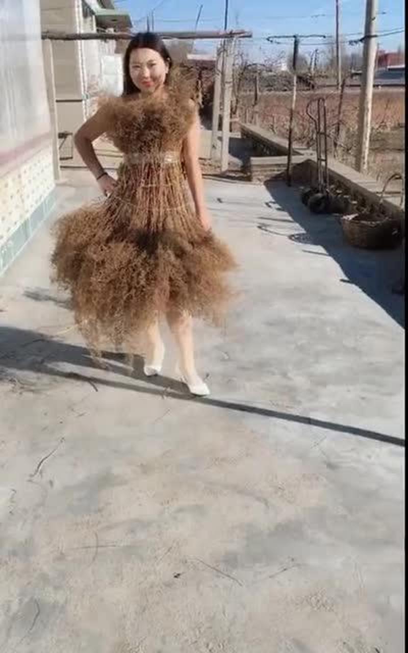 美女的奶头和裸完全暴露