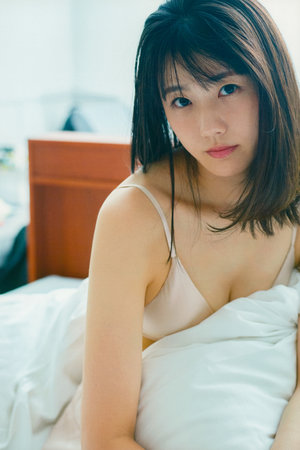 爸爸抱着我压着我