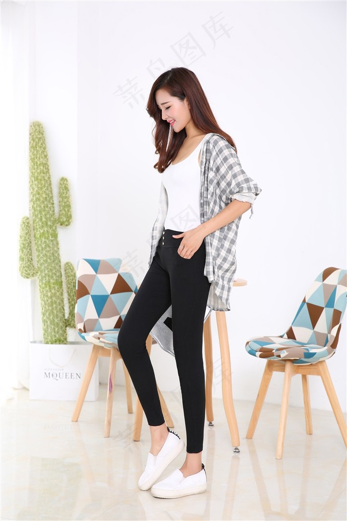 孕妇挺着肚子做