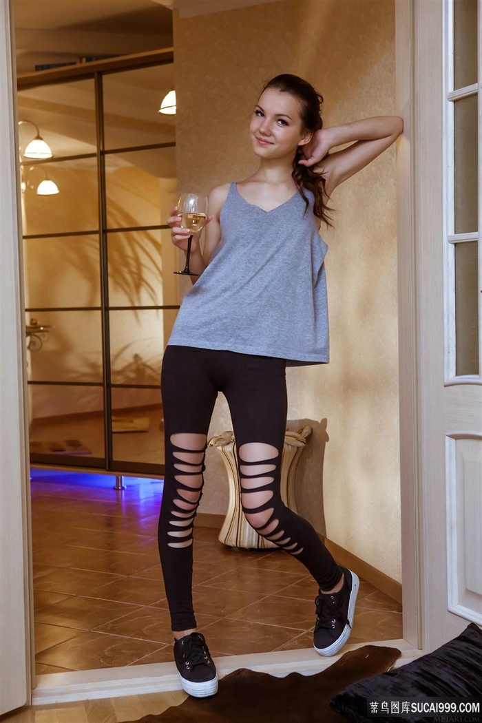 在车后座岳坐我两腿上