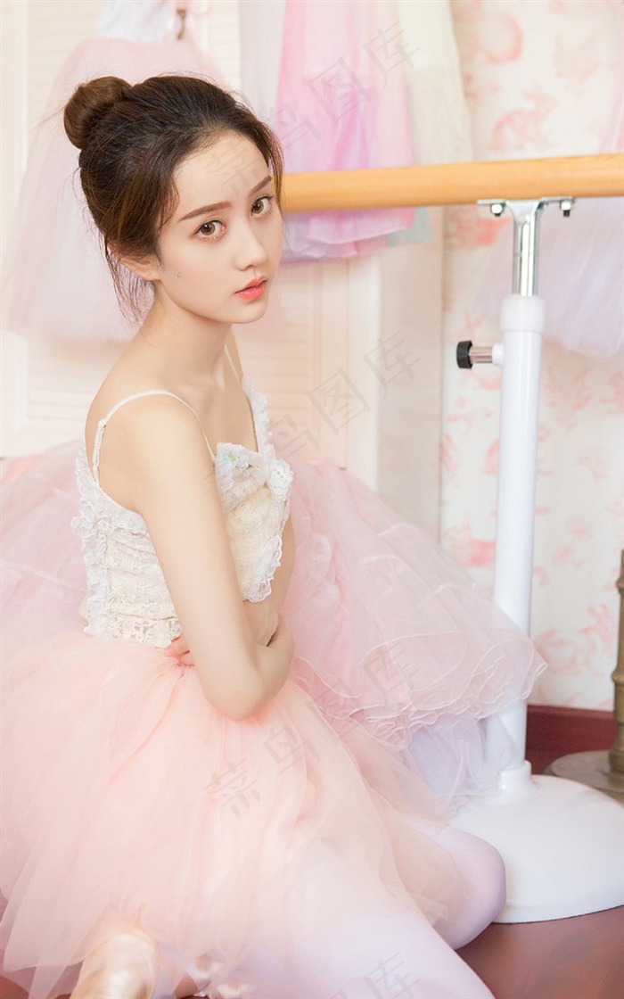 她在丈夫面前被耍了日本2017