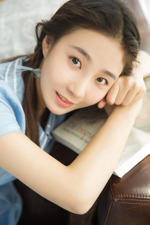 在公车上拨开内裤进入图片