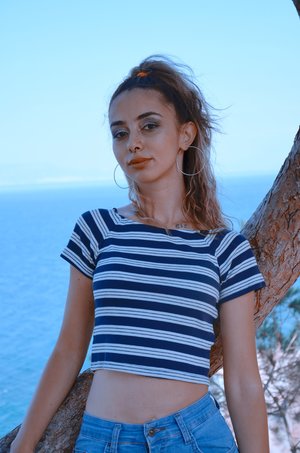 女生无衣无内衣全身照