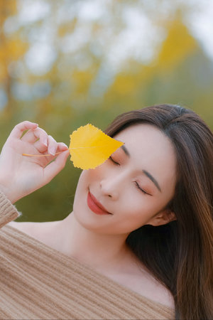 手握两座高耸的山