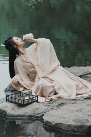 唐三光着屁股撅起来被打屁股小说