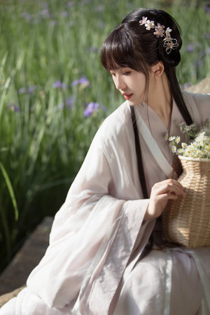 美女扒开粉嫩尿口照片